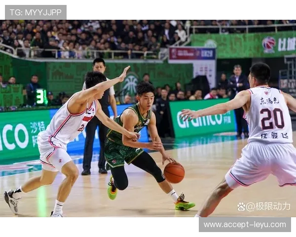 中国篮球超级联赛季后赛激战正酣 多支强队展开角逐争夺总冠军 中国篮球超级联赛季后赛激战正酣 多支强队展开角逐争夺总冠军