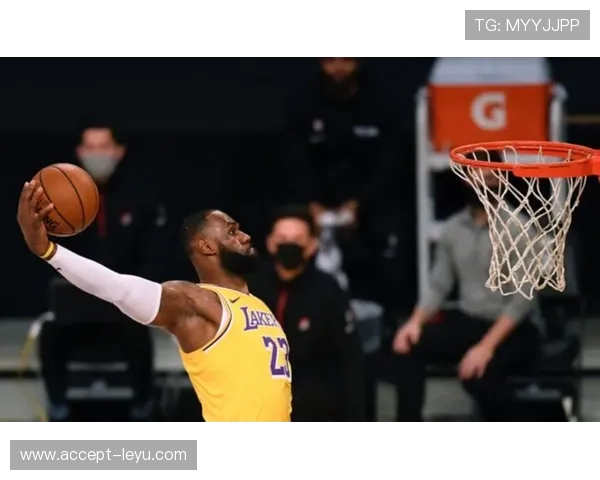 湖人詹姆斯关键三分逆转比赛带队重回胜利轨道