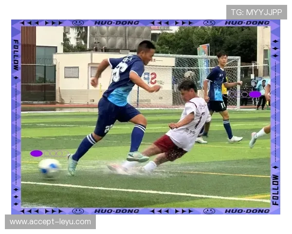 绿茵场上激战正酣球队拼搏追逐胜利荣誉